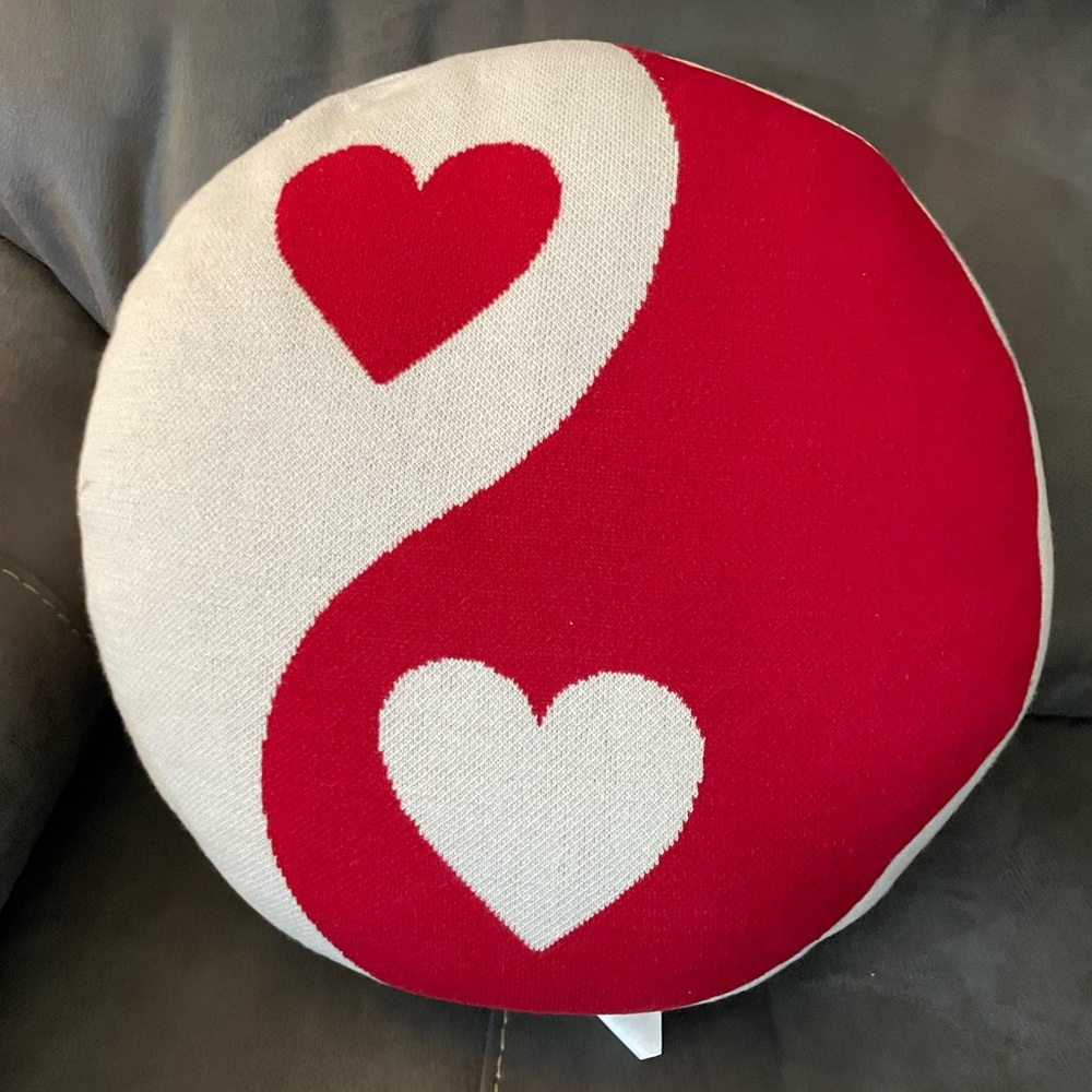 NWT beautiful, adorable heart pillow